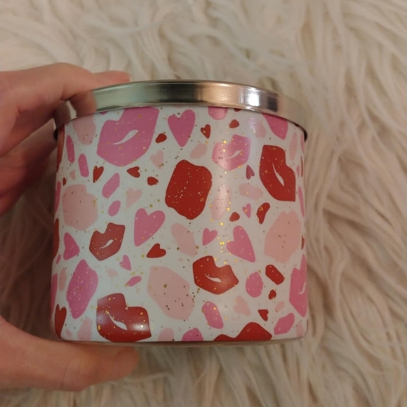 💖FIRM! NWT BATH AND BODY WORKS BE MINE CANDY HEARTS 3 WICK SCENTED CANDLE - Picture 3 of 8